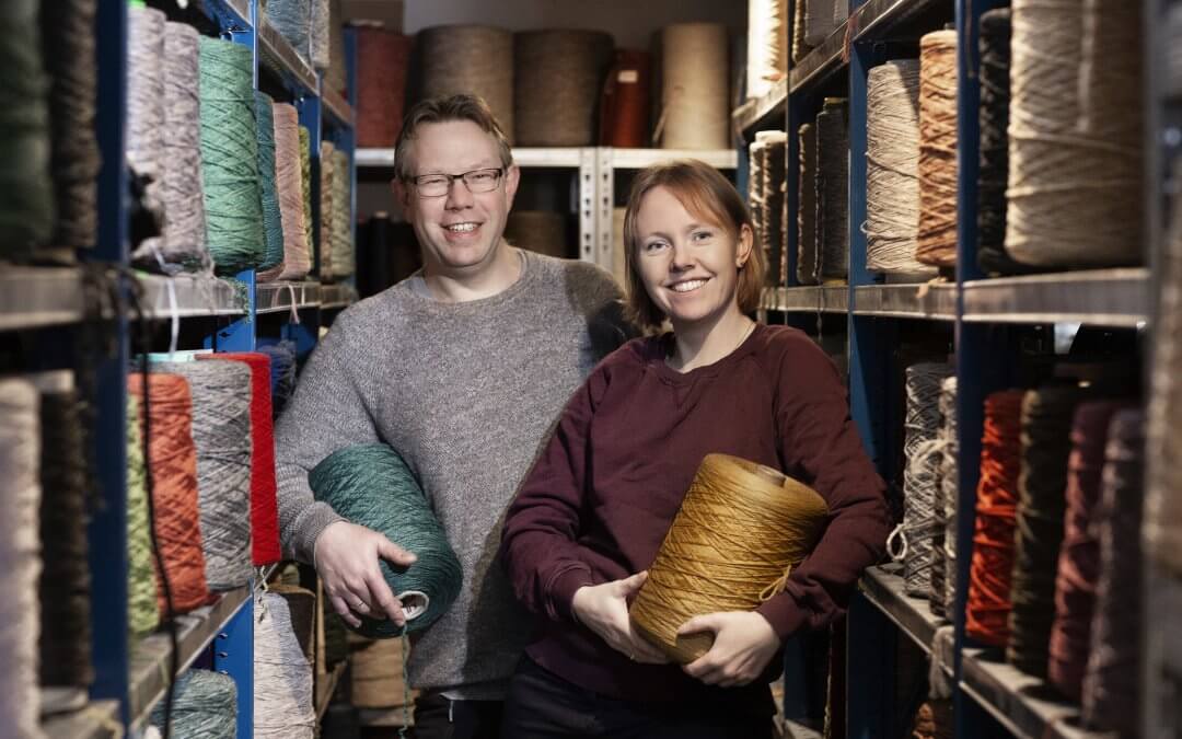 Matti Tæppekantning får hjælp fra studerende til at upcycle tonsvis af tæpperester