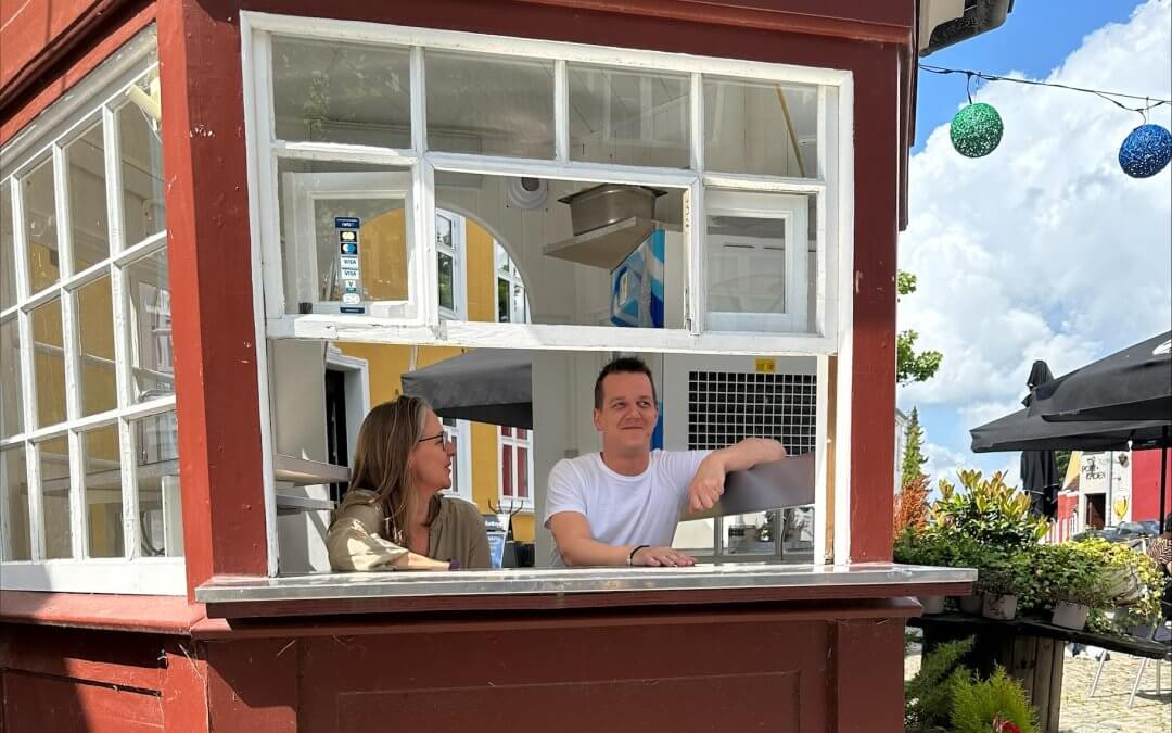 Det var en god dag, da erhvervskonsulent Janni Rahbæk fra Business Aabenraa overleverede nøglerne til Blumes Kiosk til kioskens nye lejer, Kasper Faltz, indehaver af Vin og Gastro. Foto: Business Aabenraa.